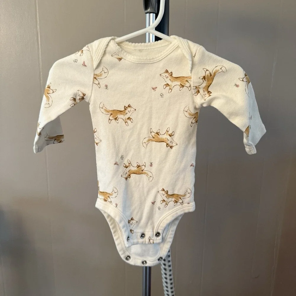 Carter's 3M bundle of 4 outfits/11 pieces. Tops, pants, and‎ 3 jackets